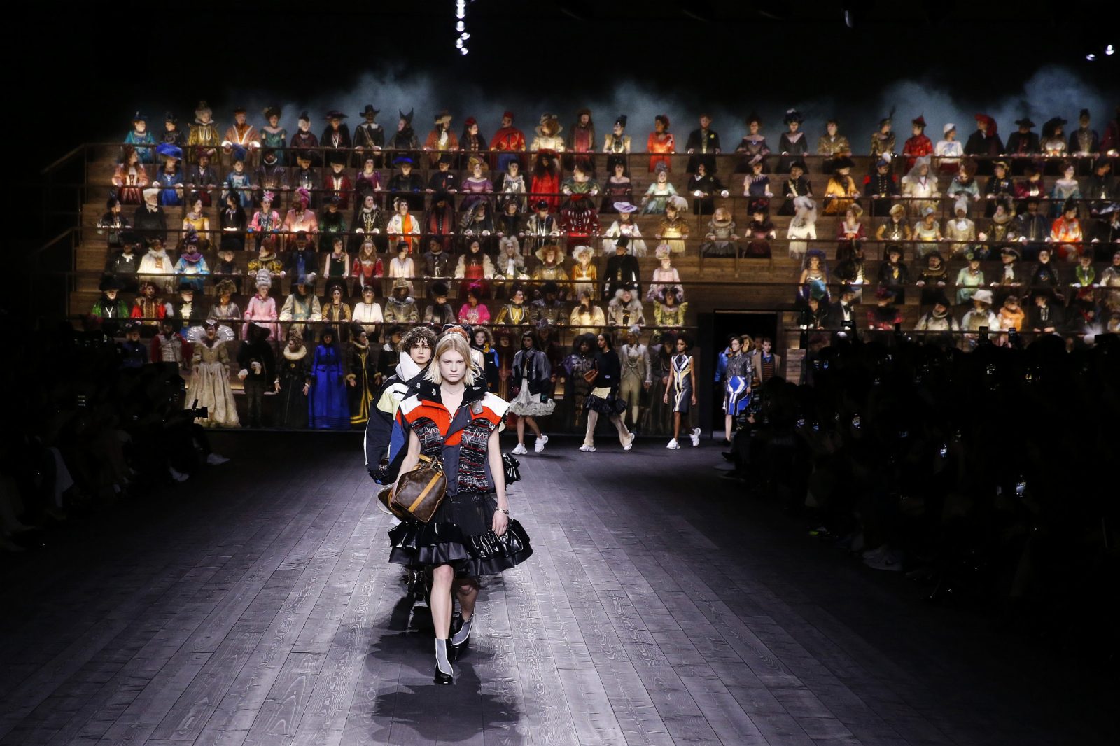 Louis Vuitton FW'2020: если бы люди из прошлого могли увидеть настоящее