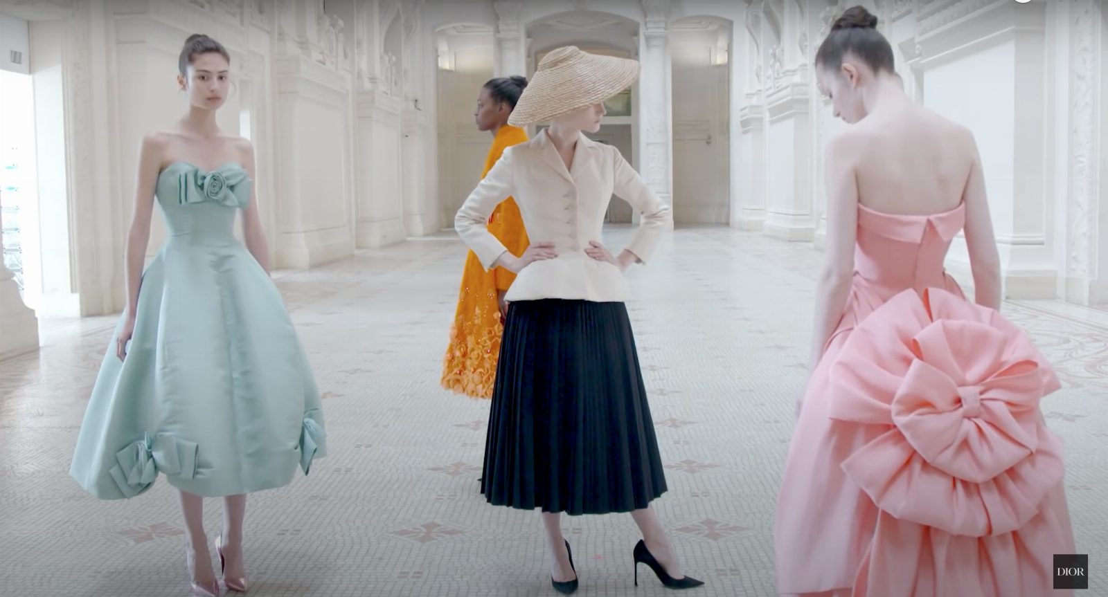 Dior опубликовал фильм-экскурсию о выставке «Кристиан Диор: дизайнер мечты»