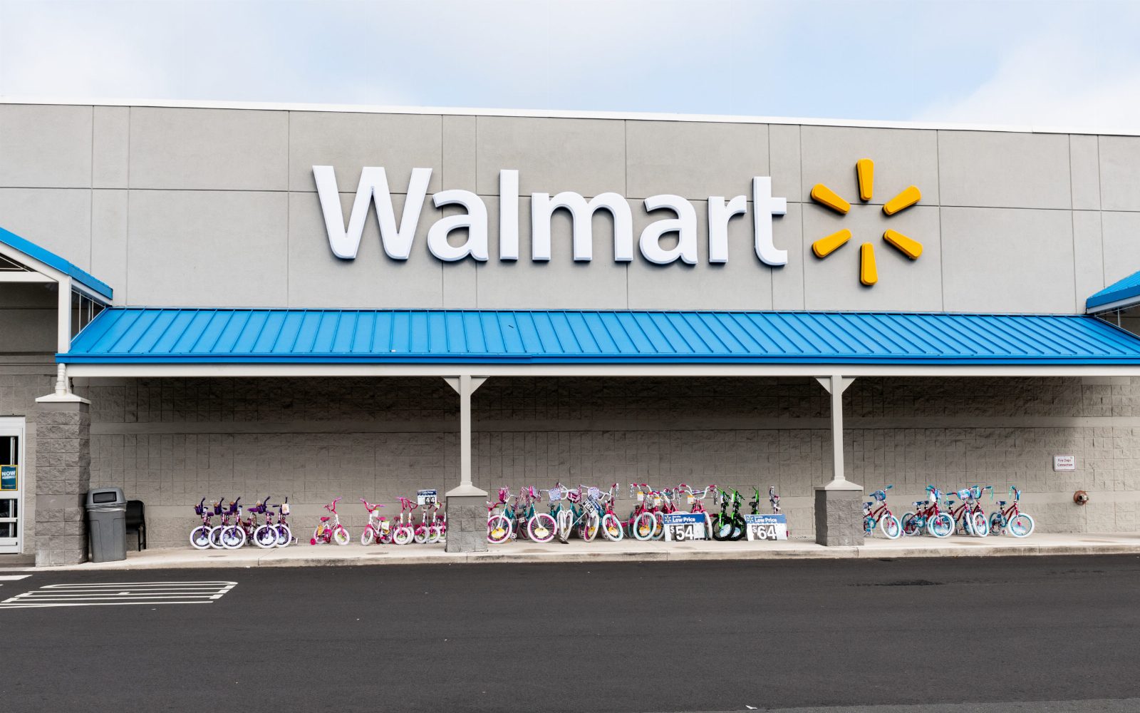 Walmart начнет продавать сэконд-хенд Nike, Chanel, Michael Kors