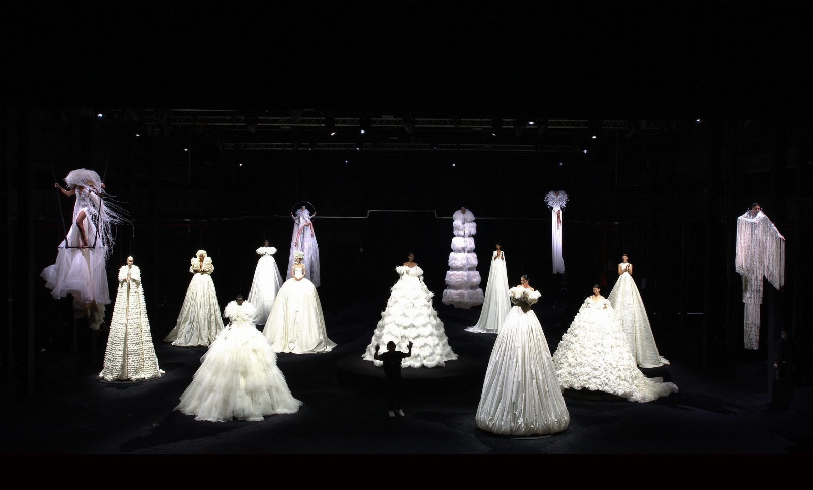 Возрождение Пьерпаоло Пиччоли и 14 белых платьев в новой коллекции Valentino Couture