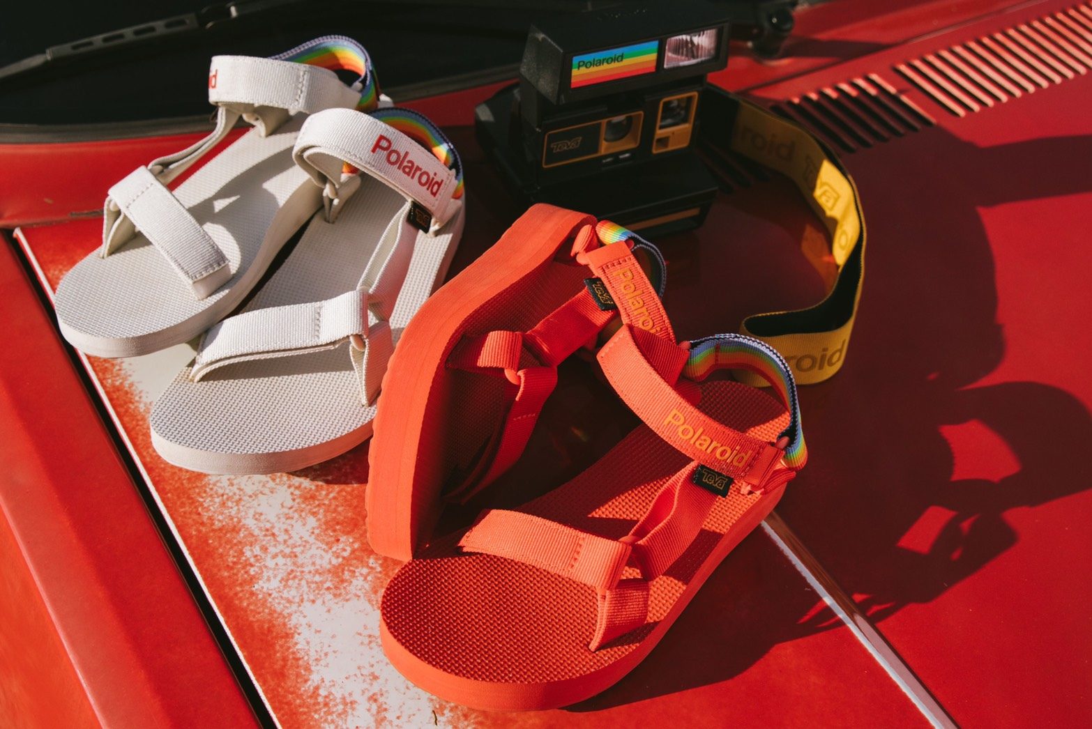 Polaroid X Teva: рассматриваем радужную коллаборацию