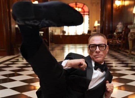 Жан-Клод Ван Дамм в смокинге от украинского бренда в новом фильме на Netlix