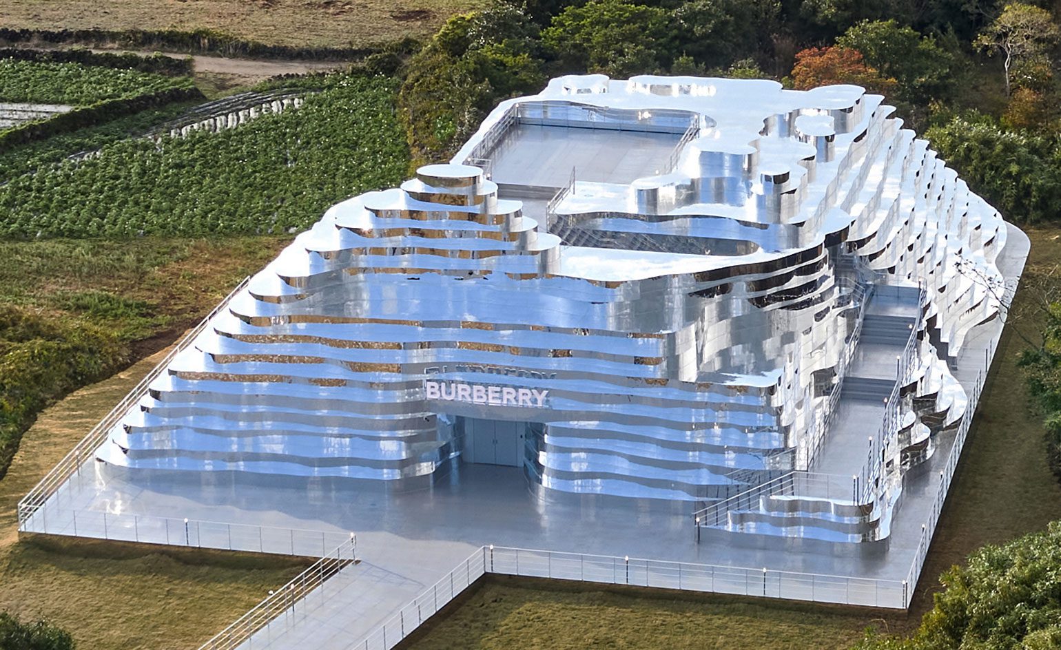 «Воображаемый пейзаж»: Burberry открыли pop-up в Южной Корее