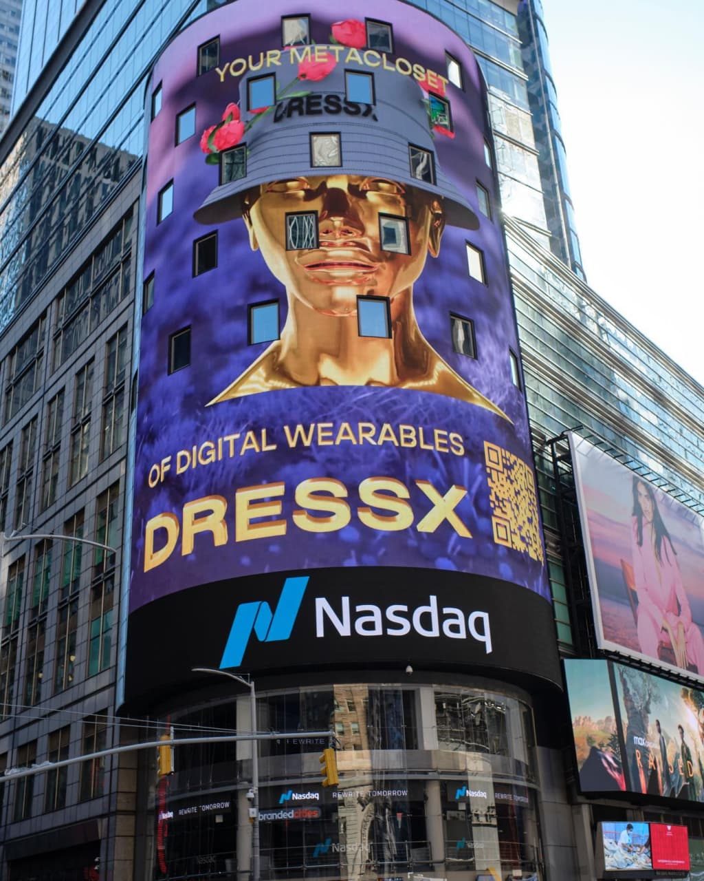 Как выглядит реклама Dress X на Times Square в Нью-Йорке