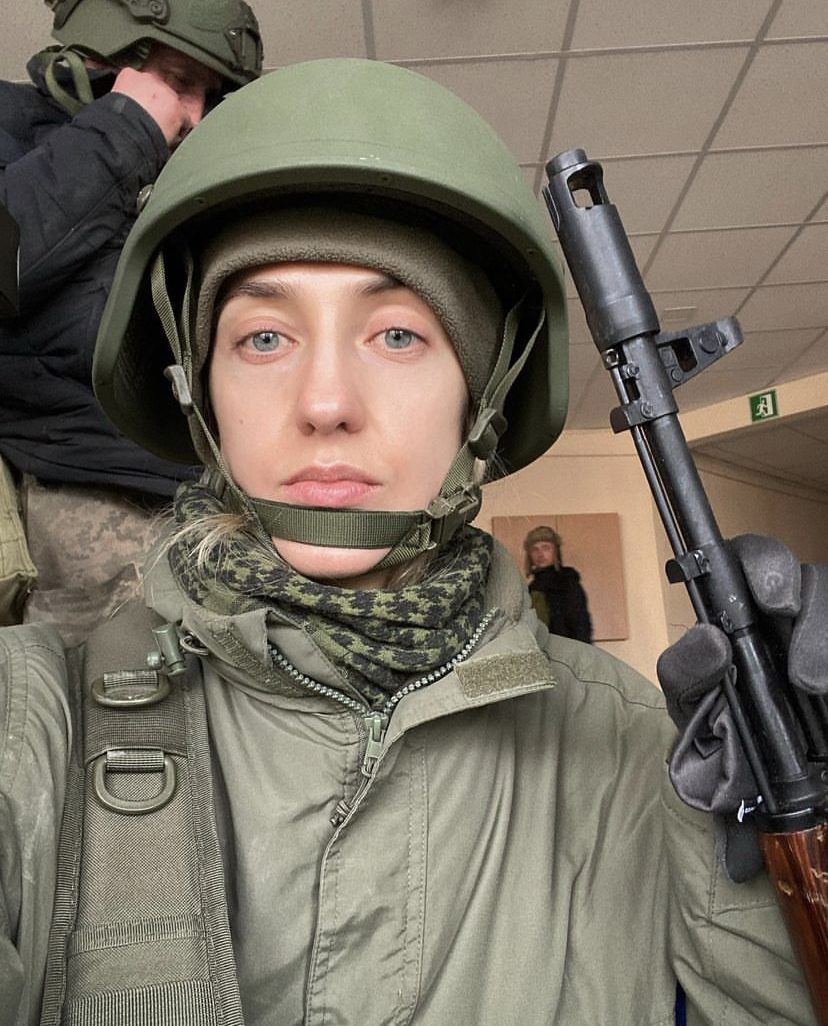 «Кількість трупів, якими були всіяні Буча та Ірпінь – найважчі спогади»: інтерв’ю фотографині, яка вступила до лав ТрО